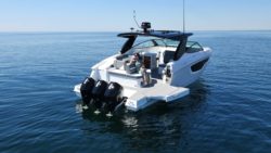 EXCITING VERSATILITY Cruisers Yachts 38 GLS continues to push the boundaries of versatility. Perfectly packaging a bowrider and outboard with big boat craftsmanship you expect from Cruisers. CRUISERS 38 GLS