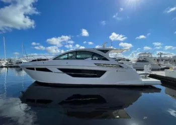 2018 Cruisers Yachts 50 Cantius RELENTLESS D